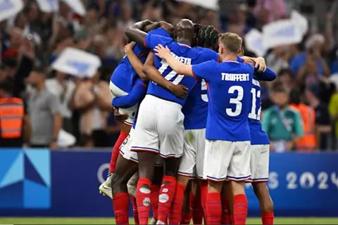 فرنسا تتسلح بخط دفاعها والجماهير في مواجهة مصر بباريس 2024